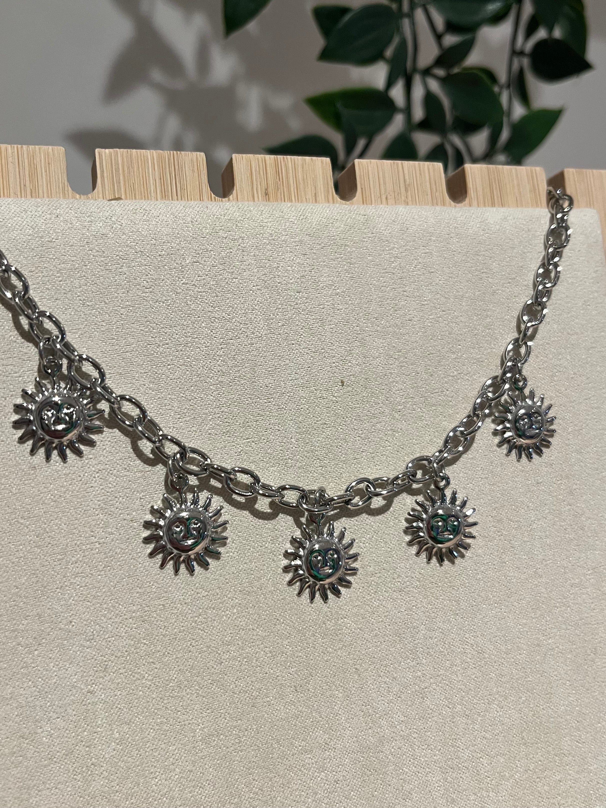 Collier breloques soleil