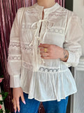 Blouse avec broderie blanche