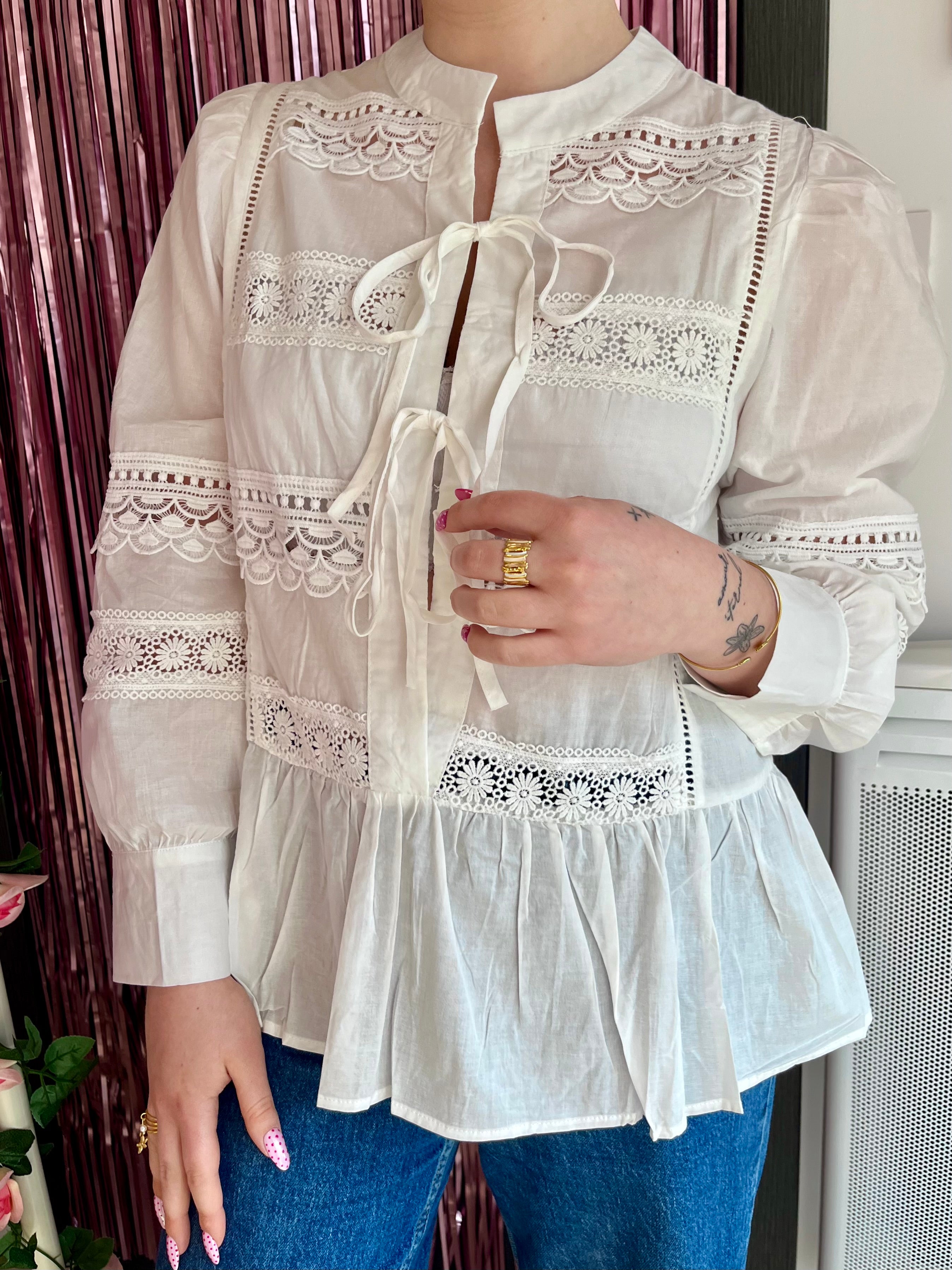Blouse avec broderie blanche