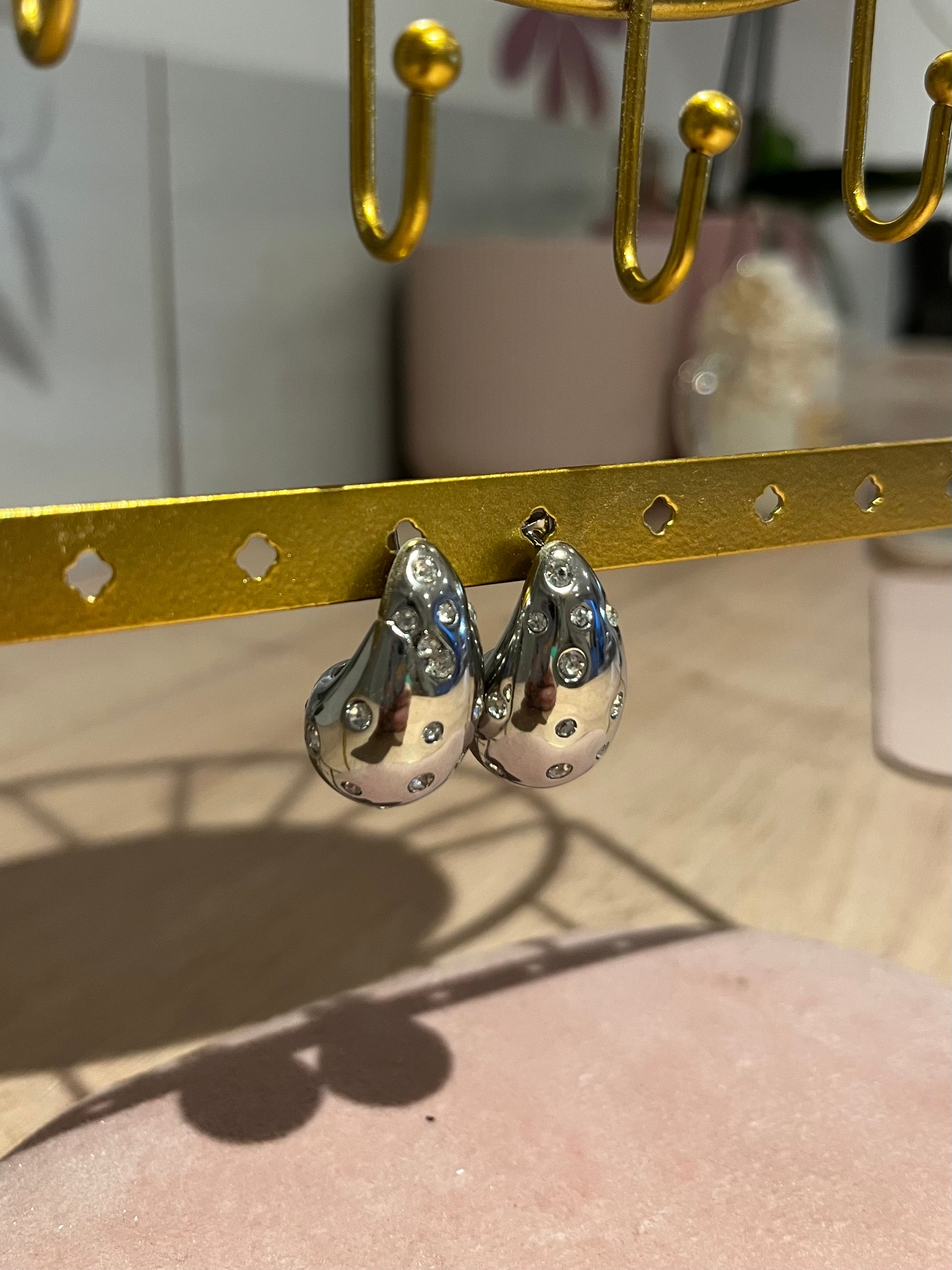 Boucles d’oreilles goutte.