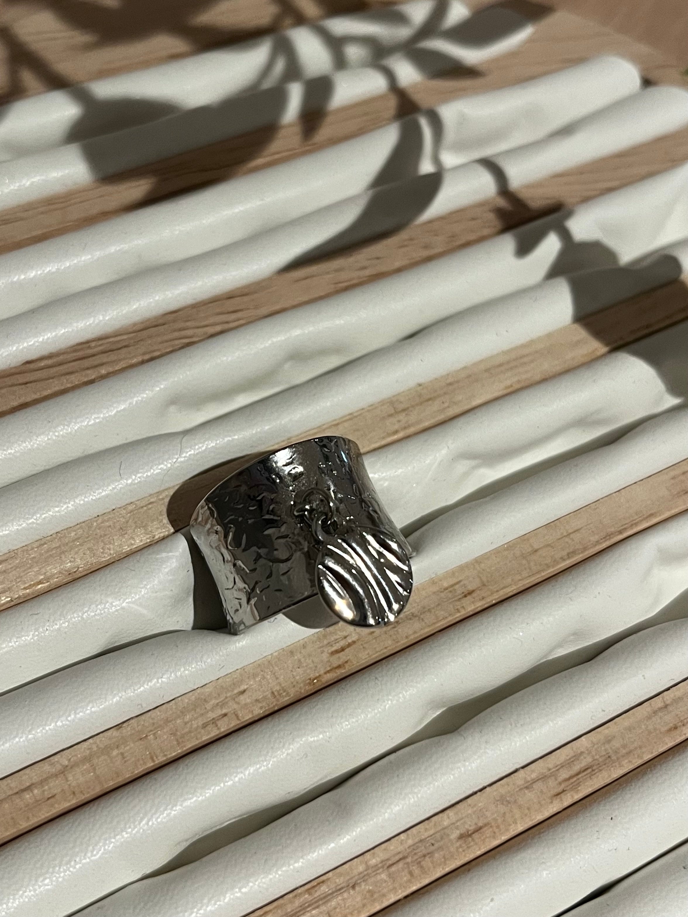 Bague pampille martelée