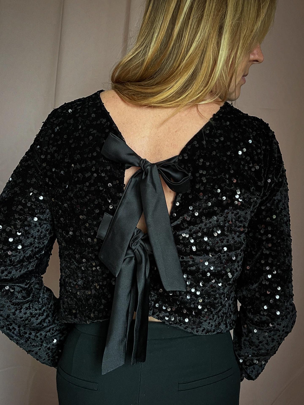 Pull court à sequins